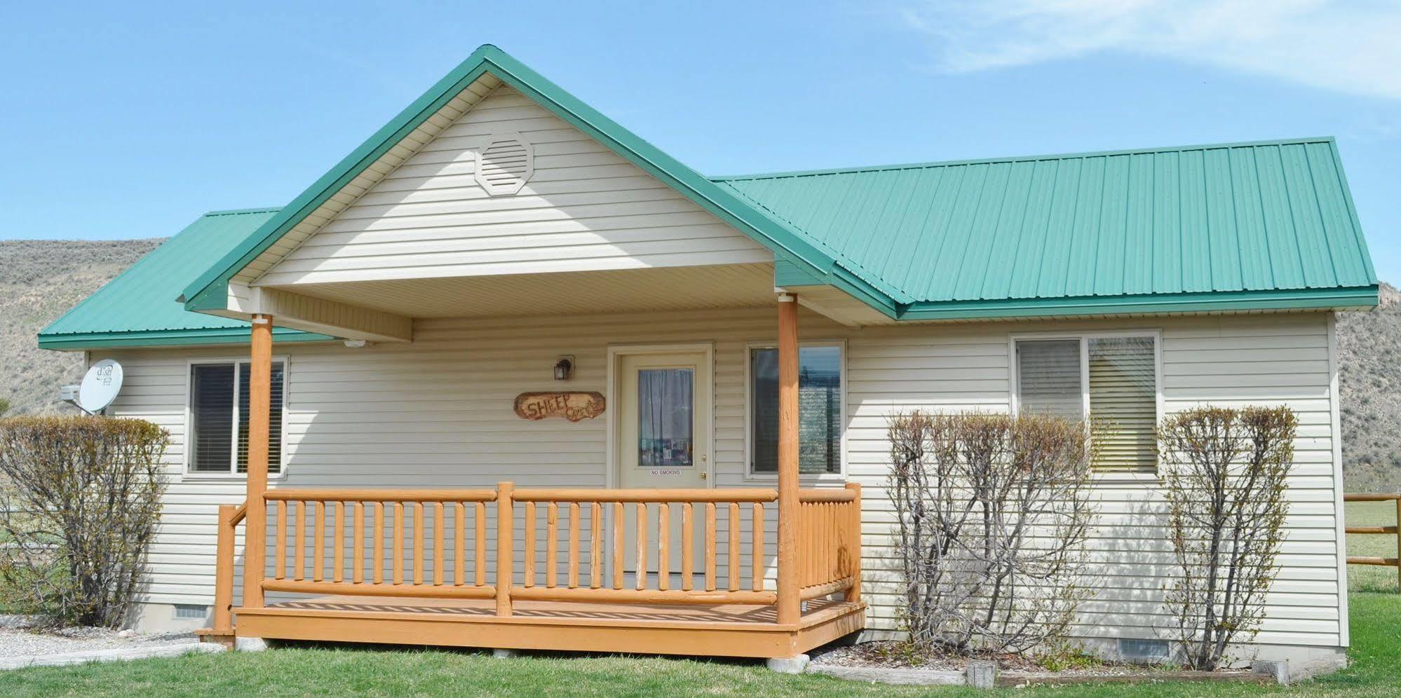 Sleepy J Cabins Swan Valley Esterno foto